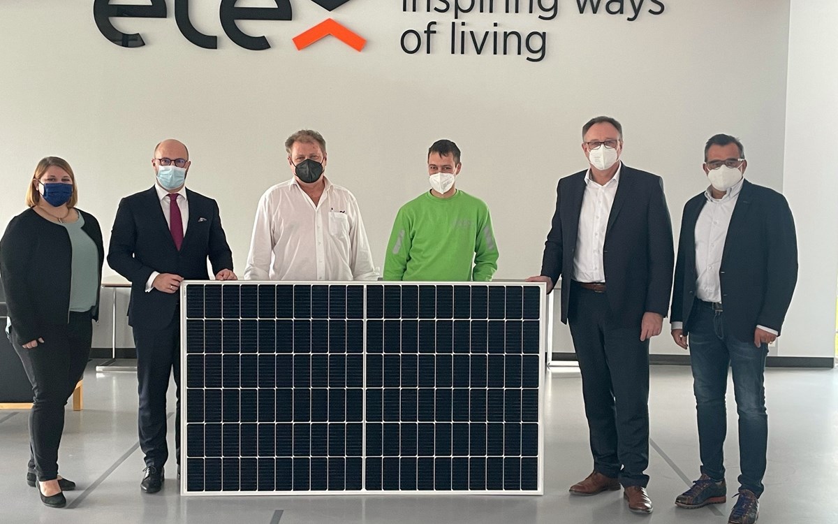 Aufs Dach gestiegen: Etex Germany Exteriors setzt auf grüne Energie von oben